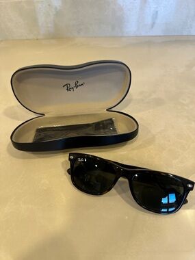 Ray-Ban Wayfarer sunglasses with polarized gray Lenses